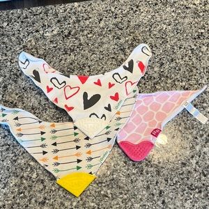 Set of 3 bibs with rubber teethers